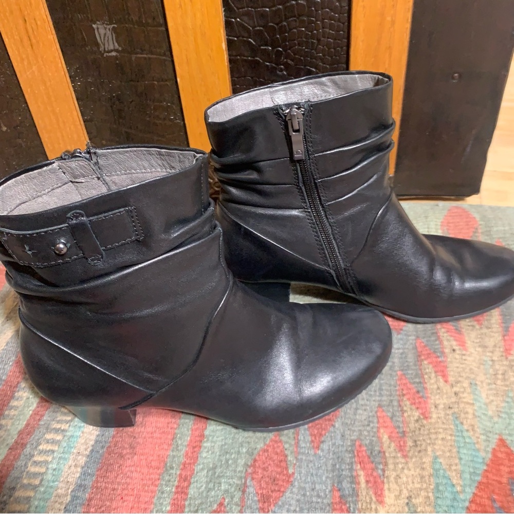 Earth leather ankle boots